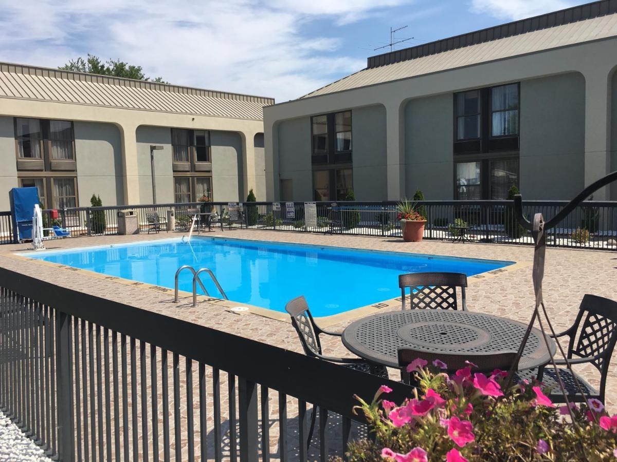 Clarion Inn & Suites Airport Cascade Exterior photo