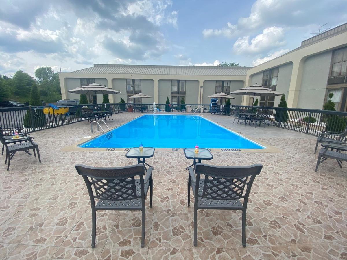 Clarion Inn & Suites Airport Cascade Exterior photo