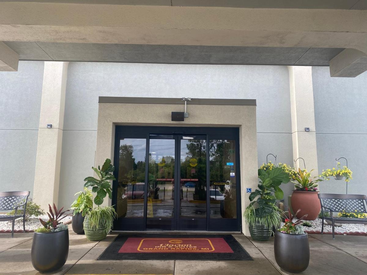 Clarion Inn & Suites Airport Cascade Exterior photo