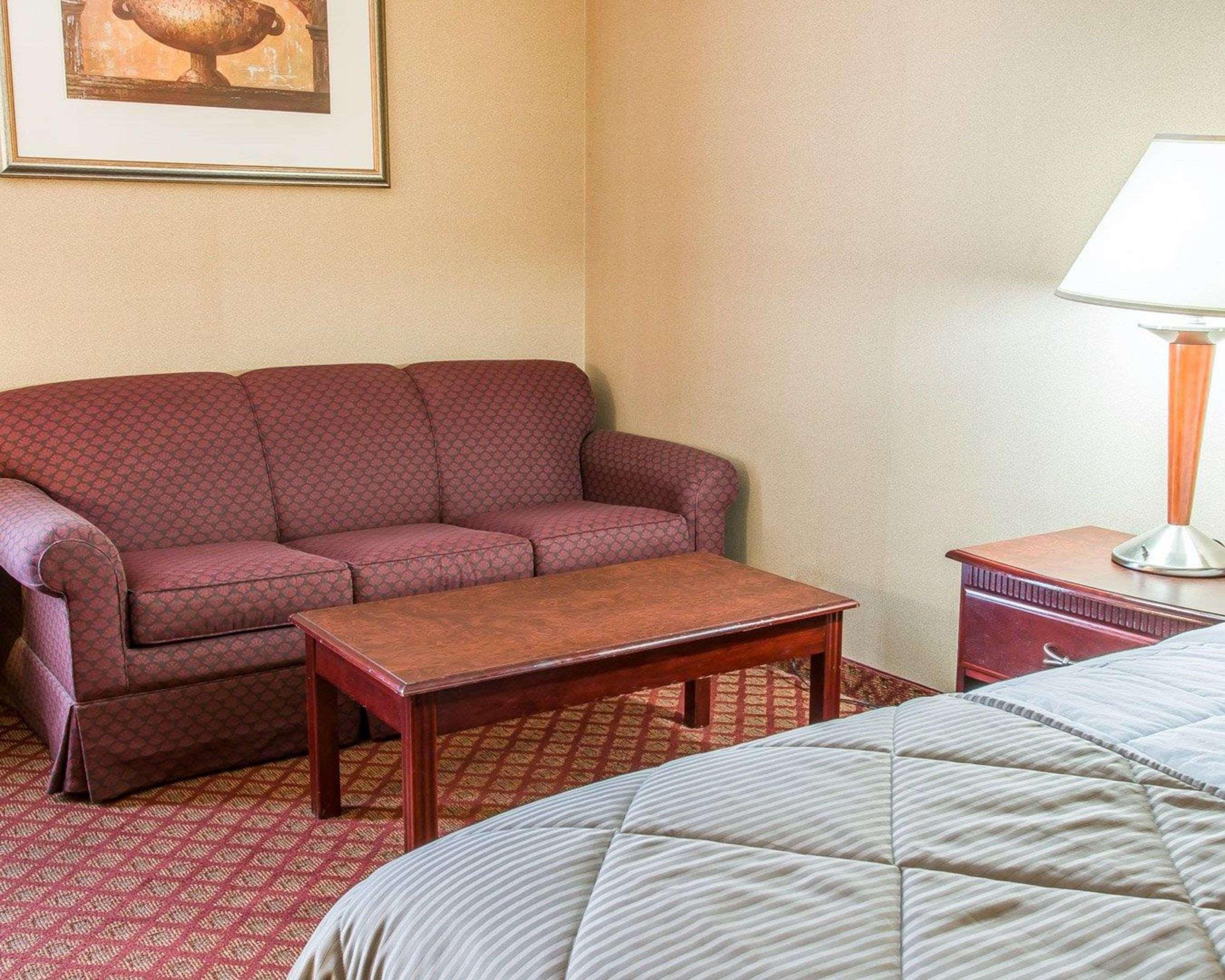 Clarion Inn & Suites Airport Cascade Exterior photo