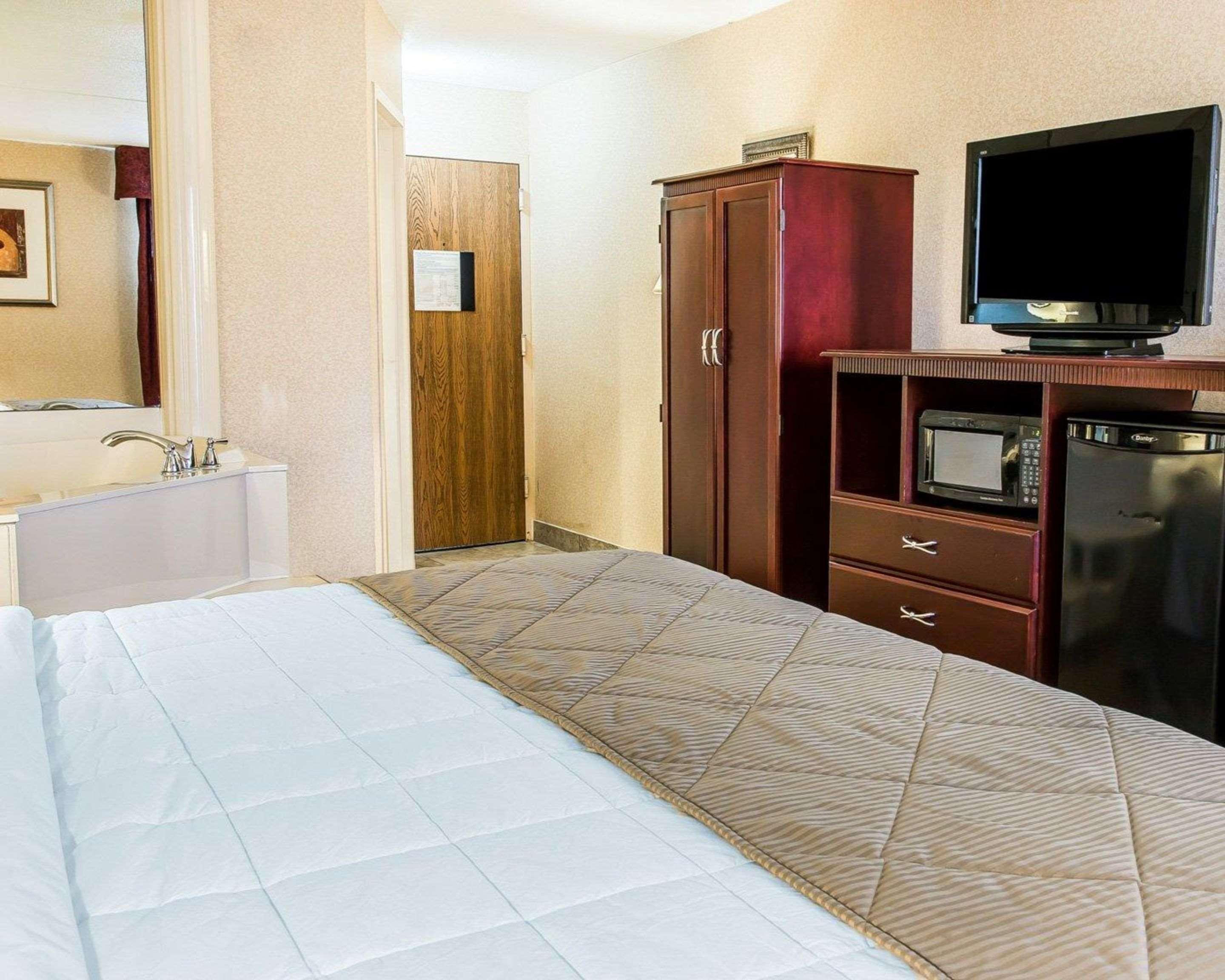 Clarion Inn & Suites Airport Cascade Exterior photo