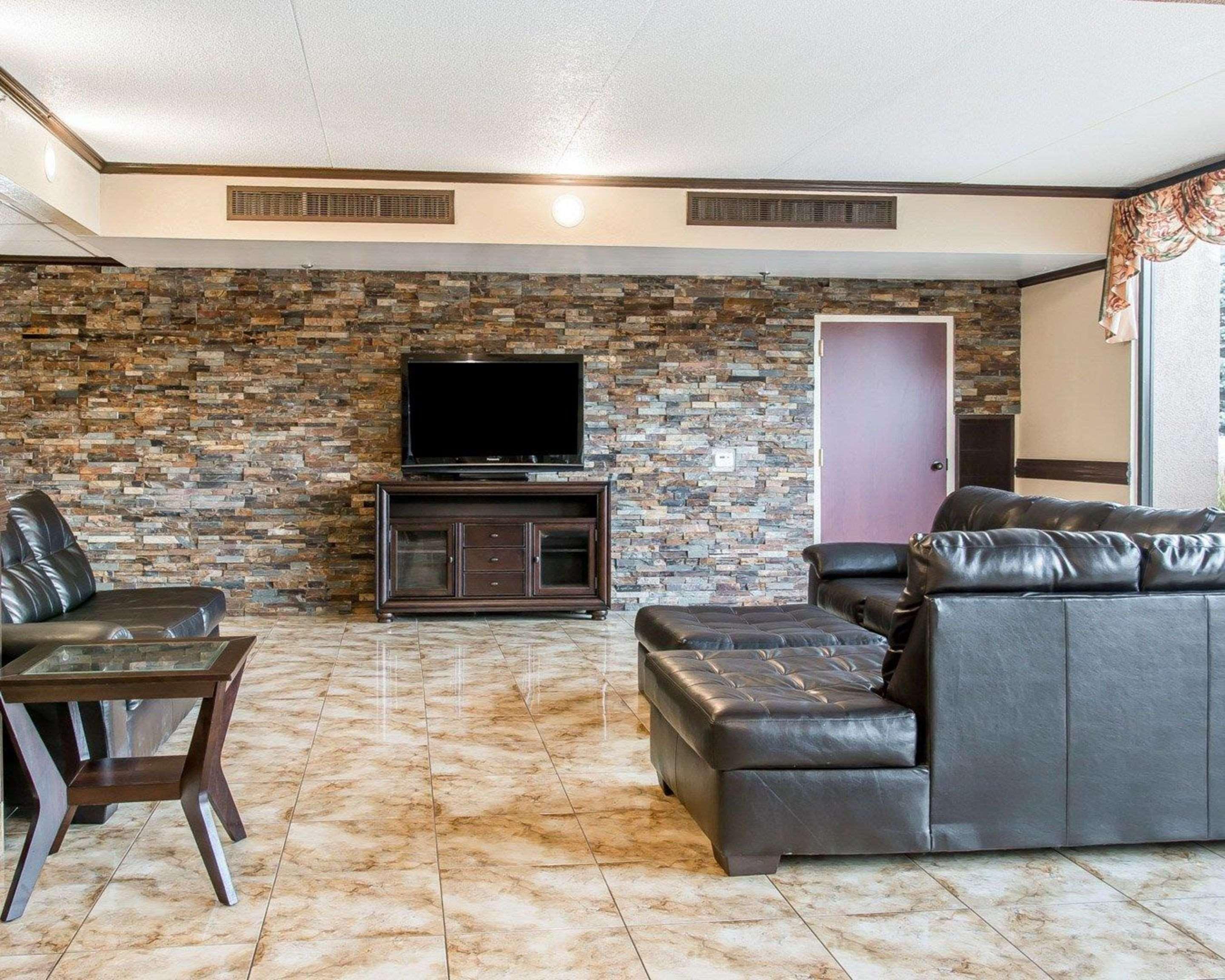 Clarion Inn & Suites Airport Cascade Exterior photo