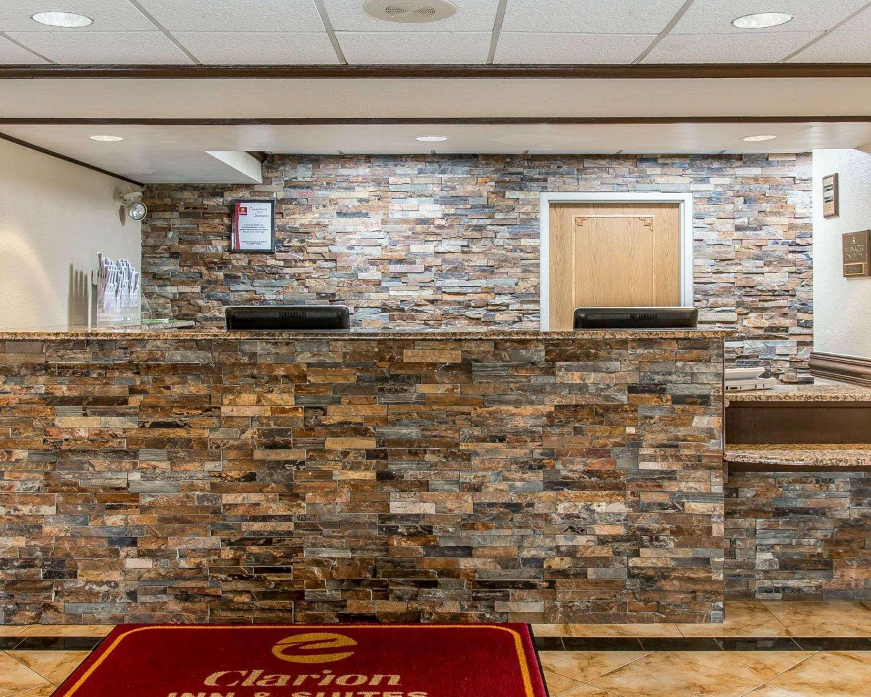 Clarion Inn & Suites Airport Cascade Exterior photo