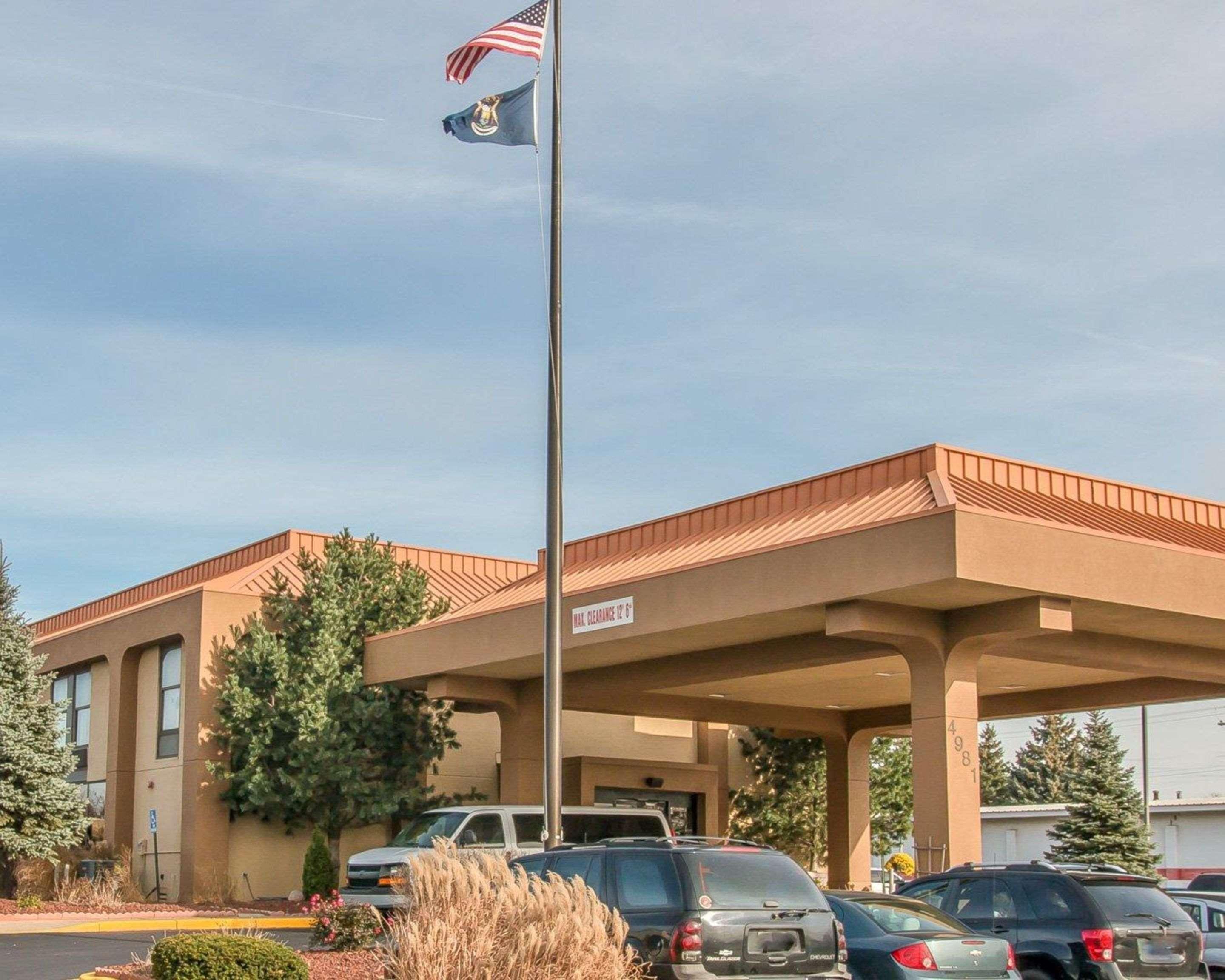 Clarion Inn & Suites Airport Cascade Exterior photo