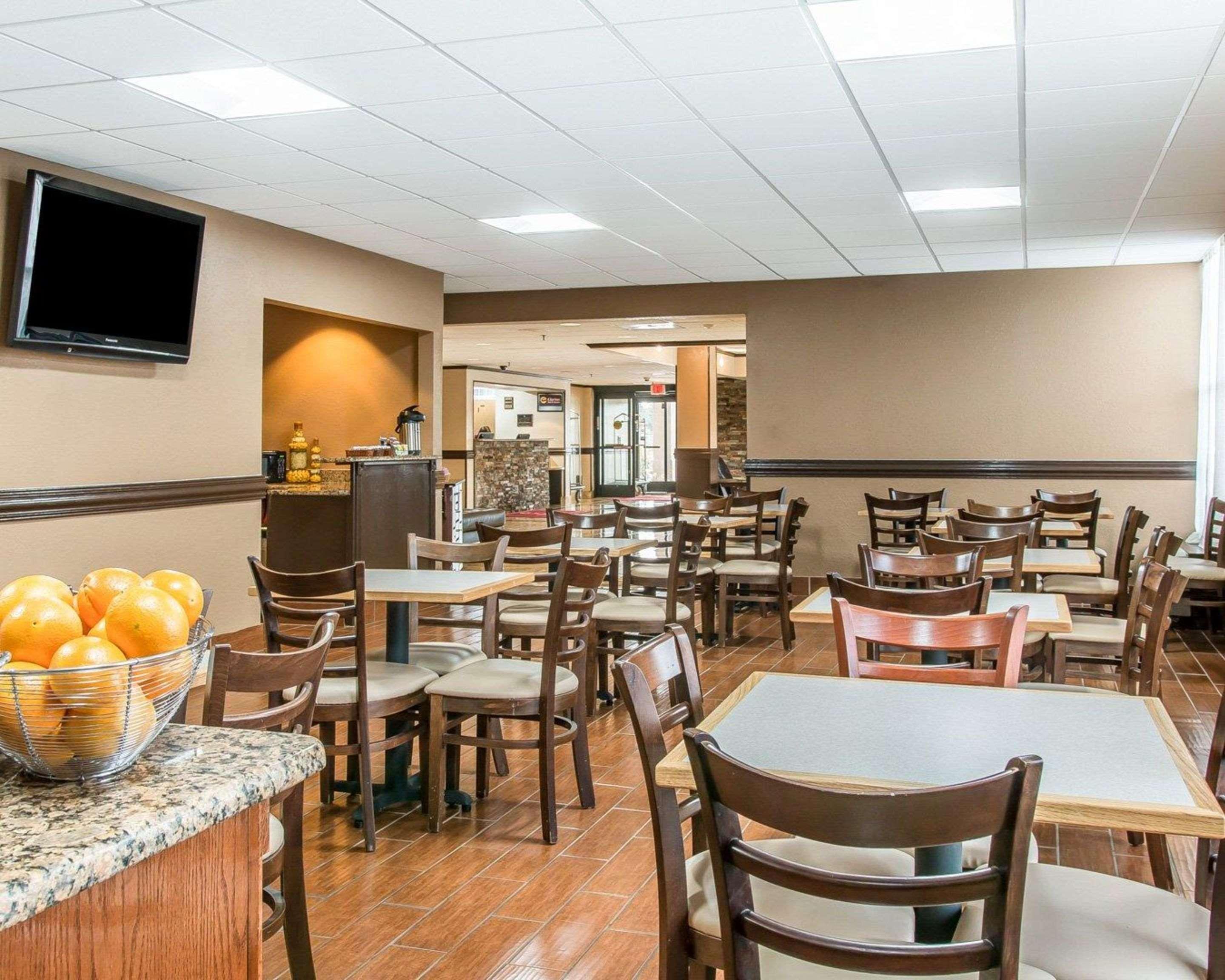 Clarion Inn & Suites Airport Cascade Exterior photo