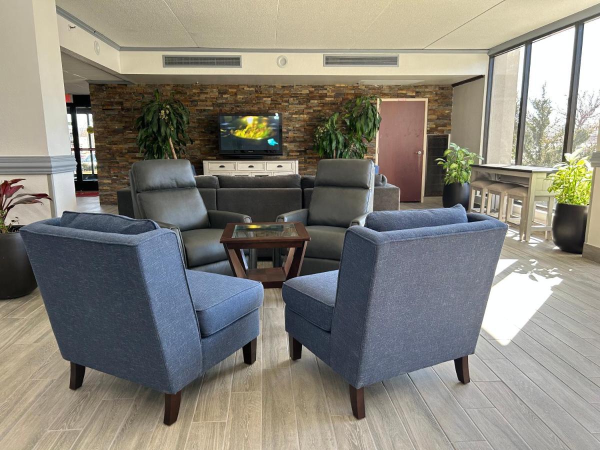 Clarion Inn & Suites Airport Cascade Exterior photo