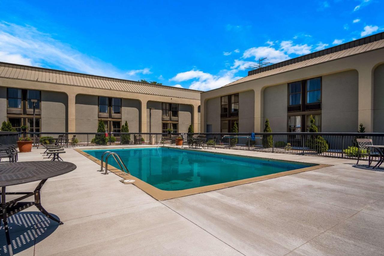 Clarion Inn & Suites Airport Cascade Exterior photo